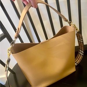 *SOLD* Leatherology Elizabeth Large Crossbody Bucket Bag